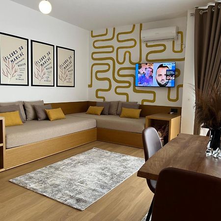 Flora Apartments Sarandë エクステリア 写真