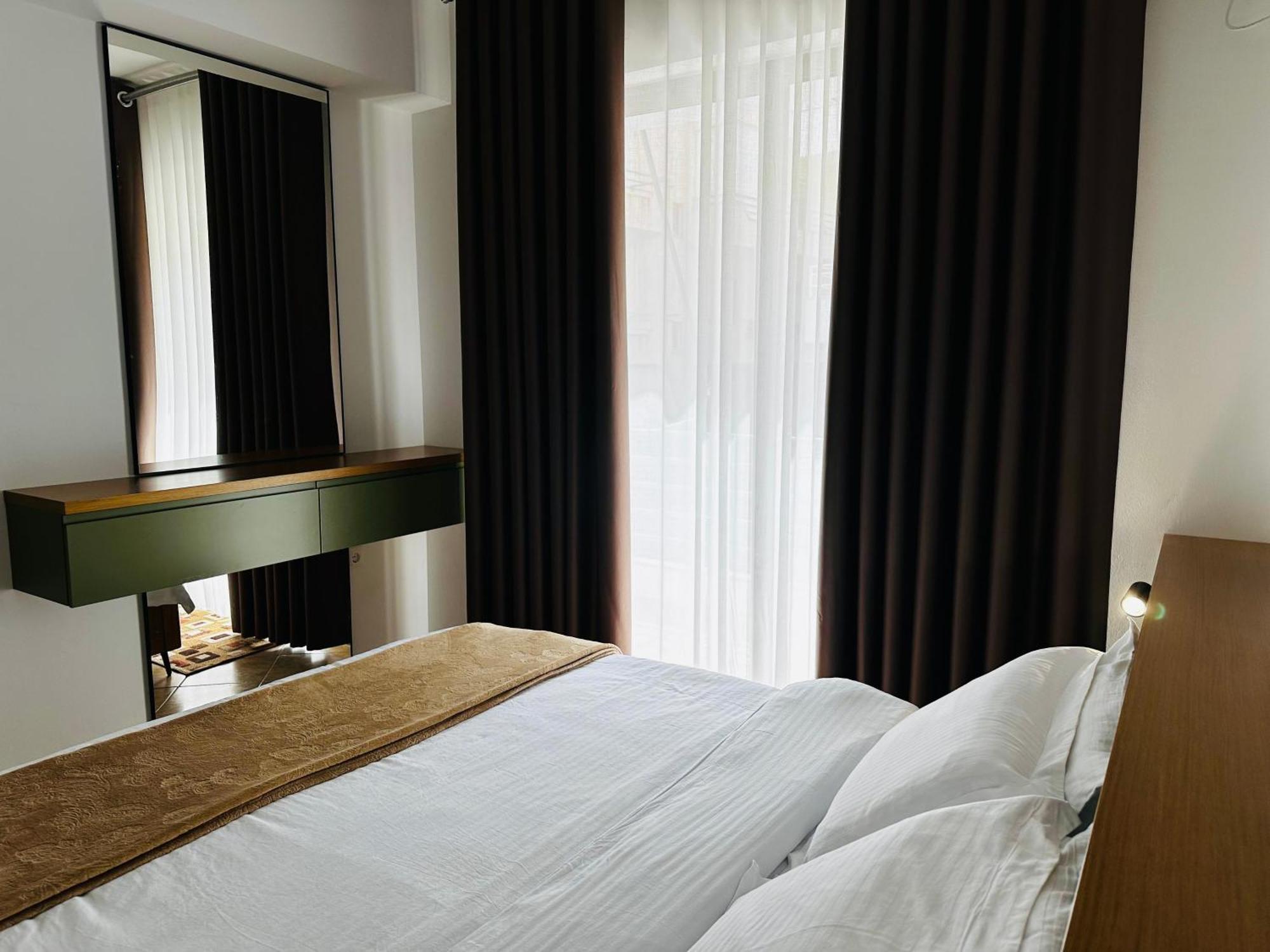 Flora Apartments Sarandë エクステリア 写真