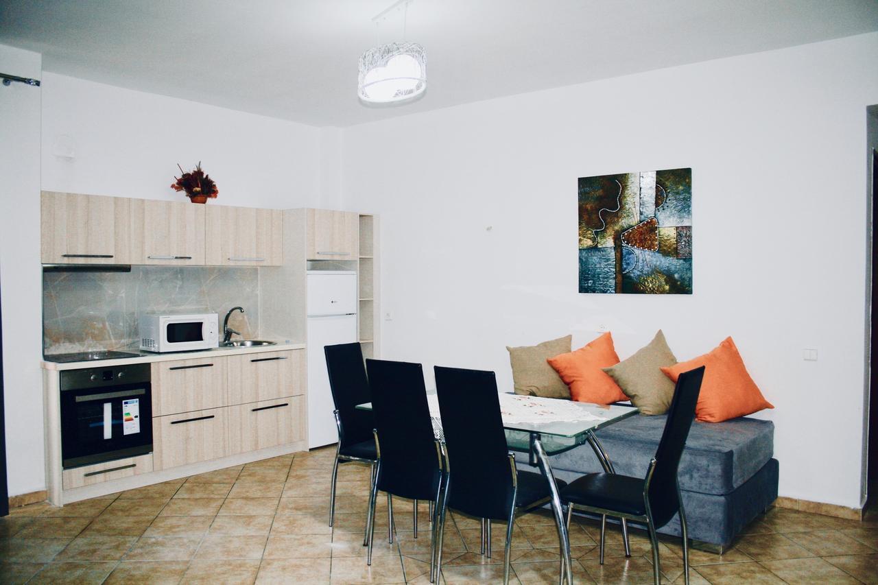 Flora Apartments Sarandë エクステリア 写真