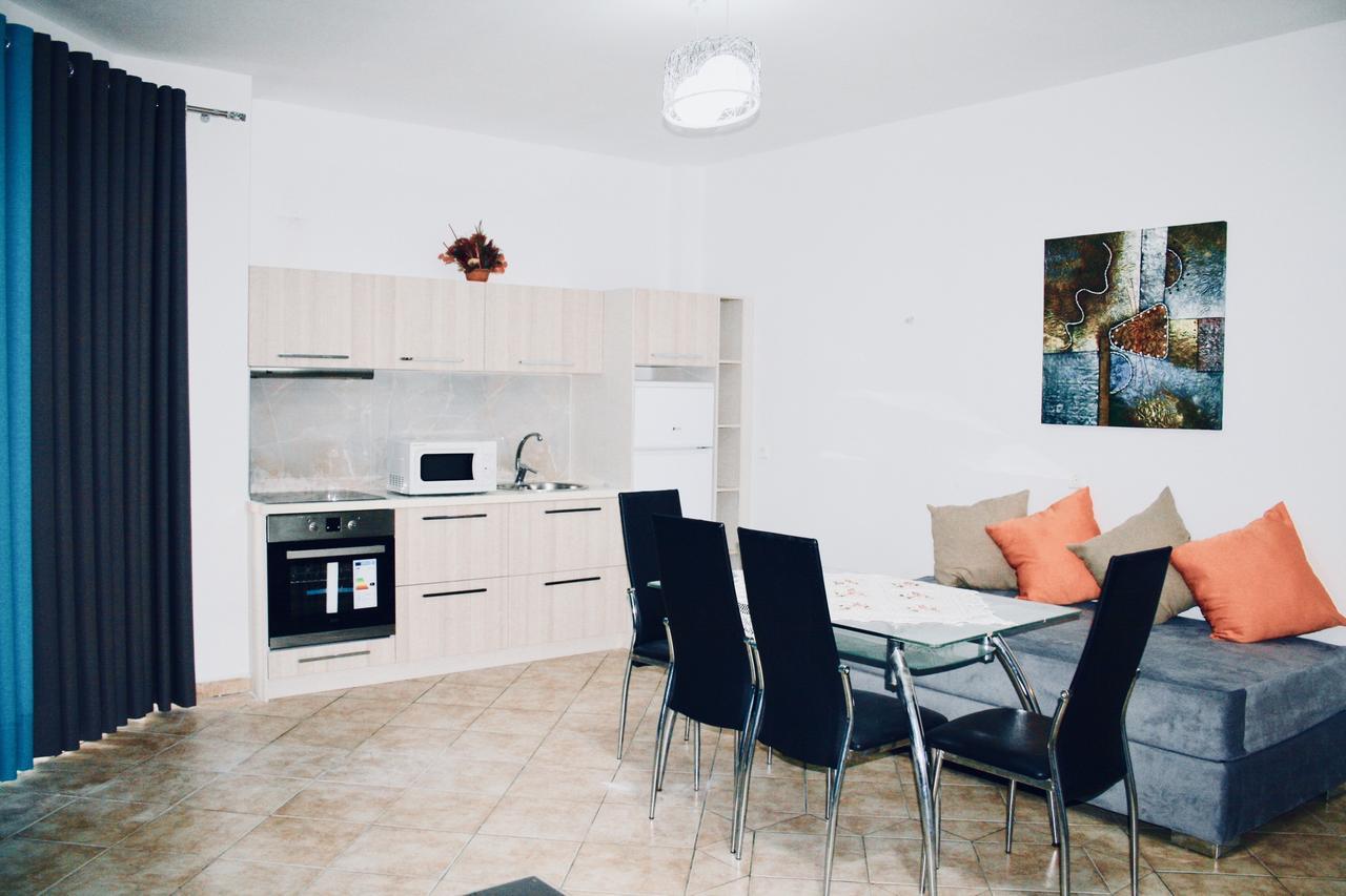 Flora Apartments Sarandë エクステリア 写真